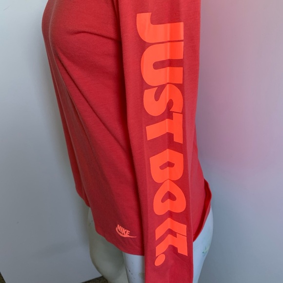 The Nike tee scoop neck coral women’s medium - Picture 5 of 5